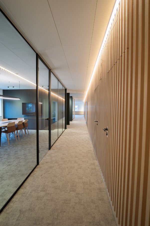 Cloisons en verre pour bureaux par la vitrerie Couard
