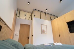 Fenêtres industrielles dans une chambre de l'Eauget à Baelen