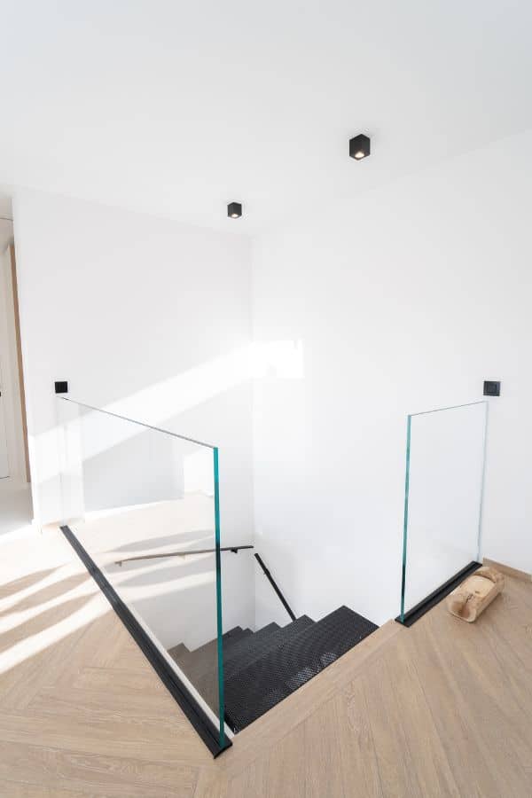 Le garde-corps en verre intérieur offre une vue dégagée