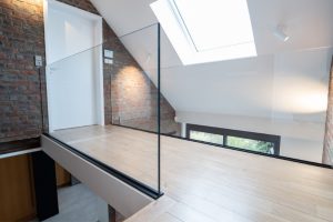 Garde-corps en verre dans une maison d'époque