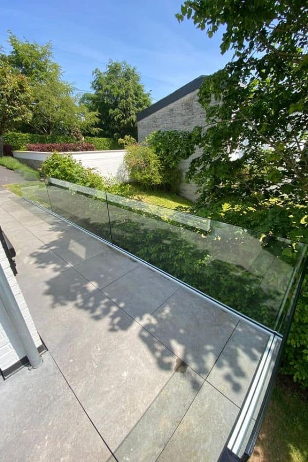 Le garde-corps en verre sur rail pour terrasse
