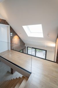Placement d'un garde-corps en verre dans une maison