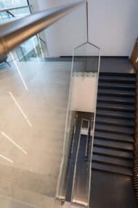 Placement de garde-corps en verre sur mesure chez Trasis Liège