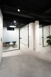 Placement de porte Steel Look au sein de l'agence Fintro Aubel