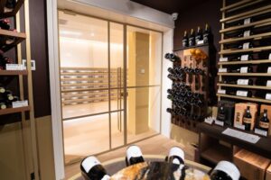 Porte Steel Look dorée dans la cave à vin de la maison du cigare, Beaufays