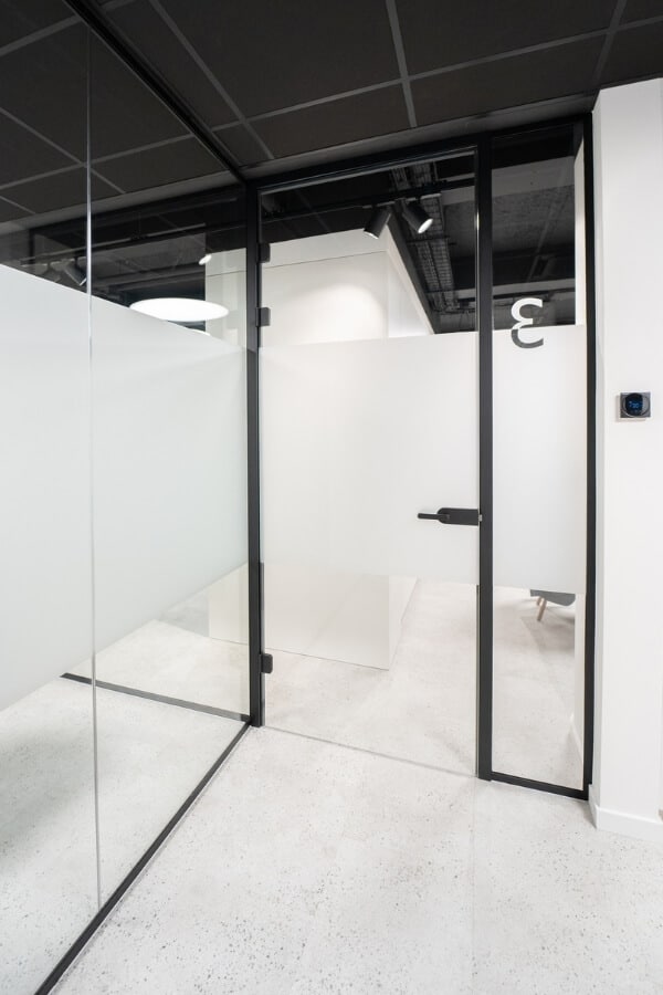 Porte en verre Steel Look chez Fintro Aubel