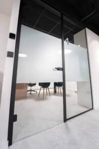Porte vitrée au sein de l'agence Fintro Aubel