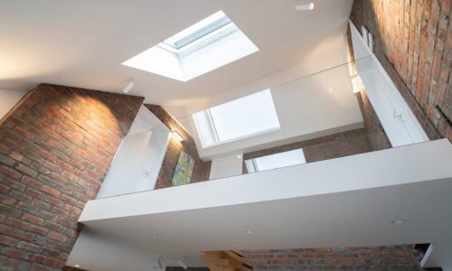 Réalisation d'un garde-corps en verre sur mesure dans une maison