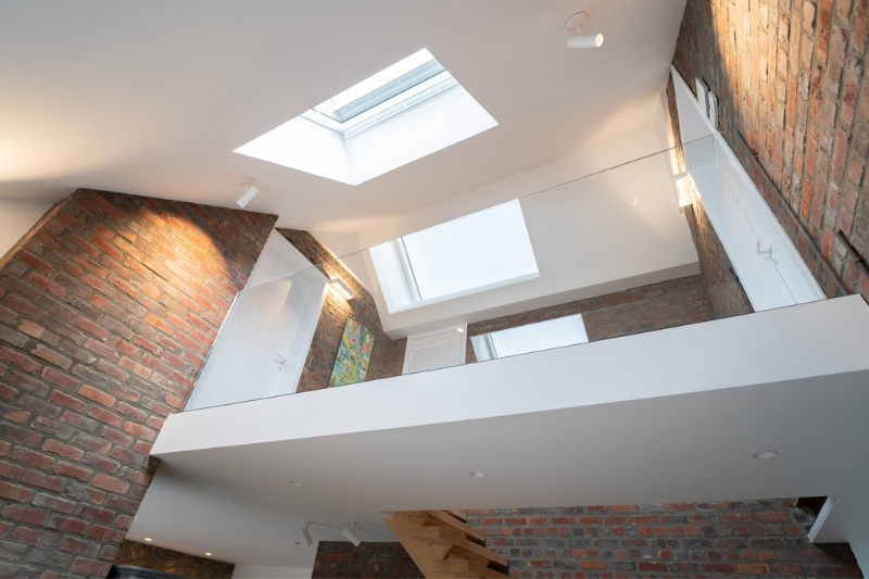 Réalisation d'un garde-corps en verre sur mesure dans une maison
