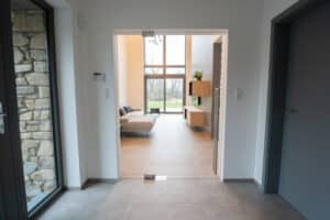 Réalisation de porte en verre sur pivot dans un intérieur moderne