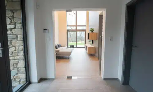 Réalisation de porte en verre sur pivot dans un intérieur moderne
