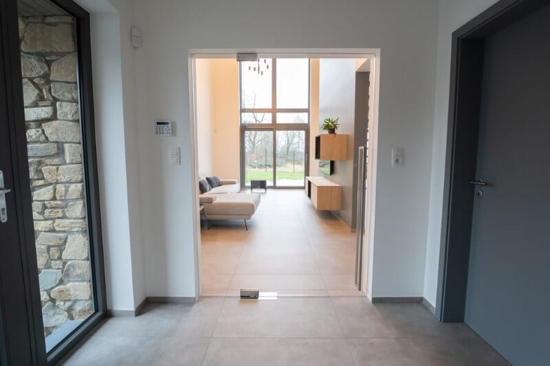 Réalisation de porte en verre sur pivot dans un intérieur moderne