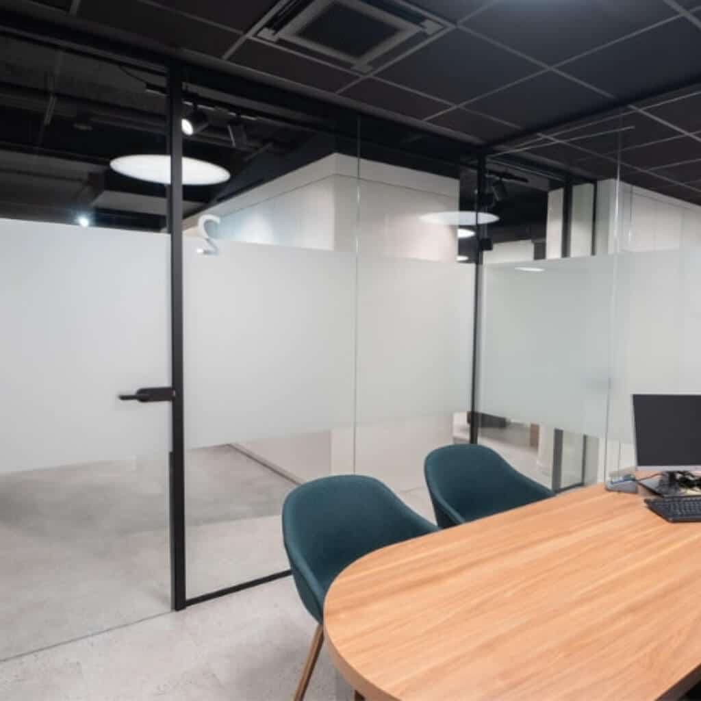 Réalisation de portes Steel Look et parois en verre chez Fintro Aubel