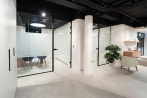 Réalisation de portes vitrées Steel Look chez Fintro Aubel