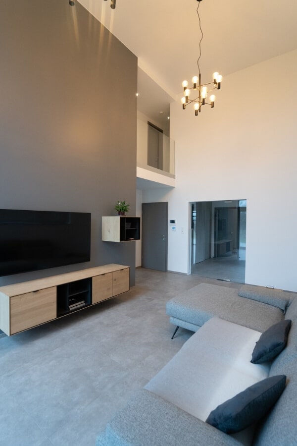 Vue du salon, réalisation de porte en verre sur pivot